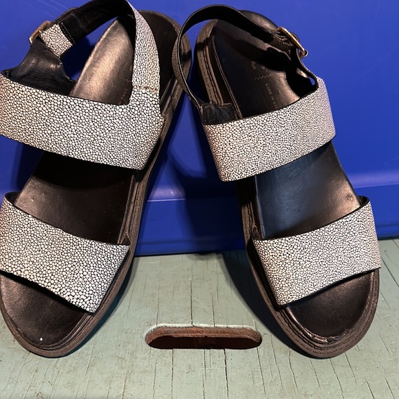 BC sandals textured design - Picture 2 of 4